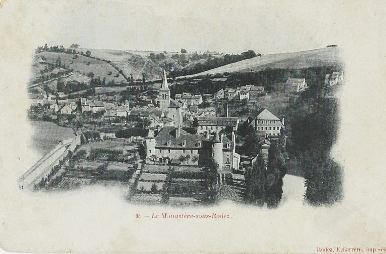 Carte postale ancienne : le Monastère-sous-Rodez et son abbaye vus du coteau