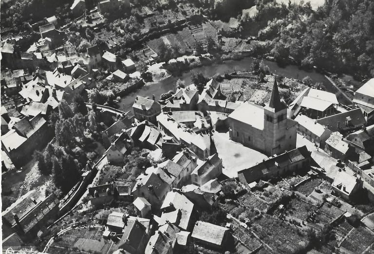 Vue aérienne ancienne du village autour de l'église