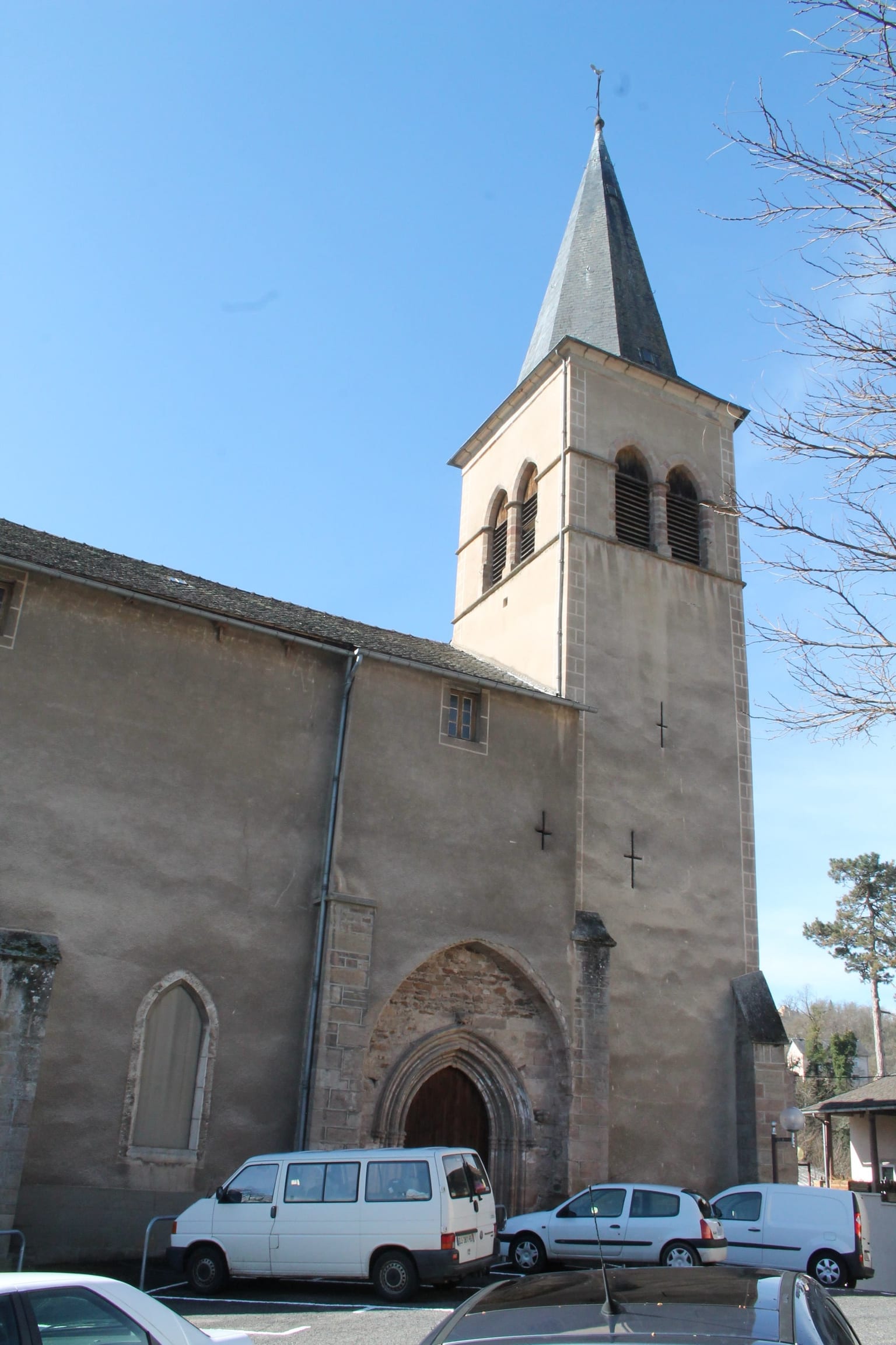 L'église du Monastère vue de la place : clocher, nef et portail