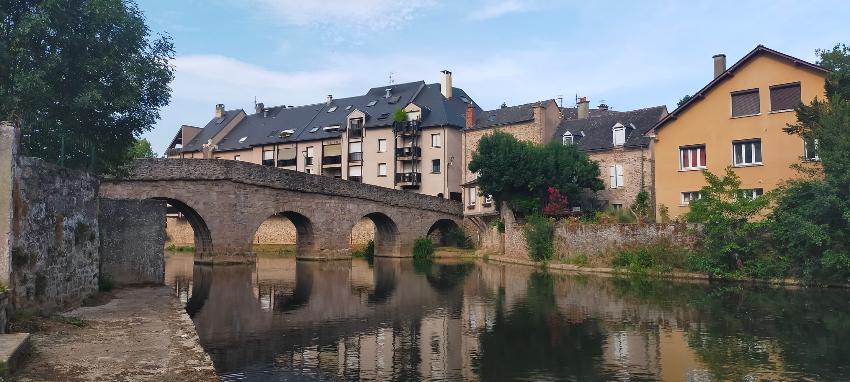 Le pont Vieux du Monastère et ses arches reflétées dans l'Aveyron