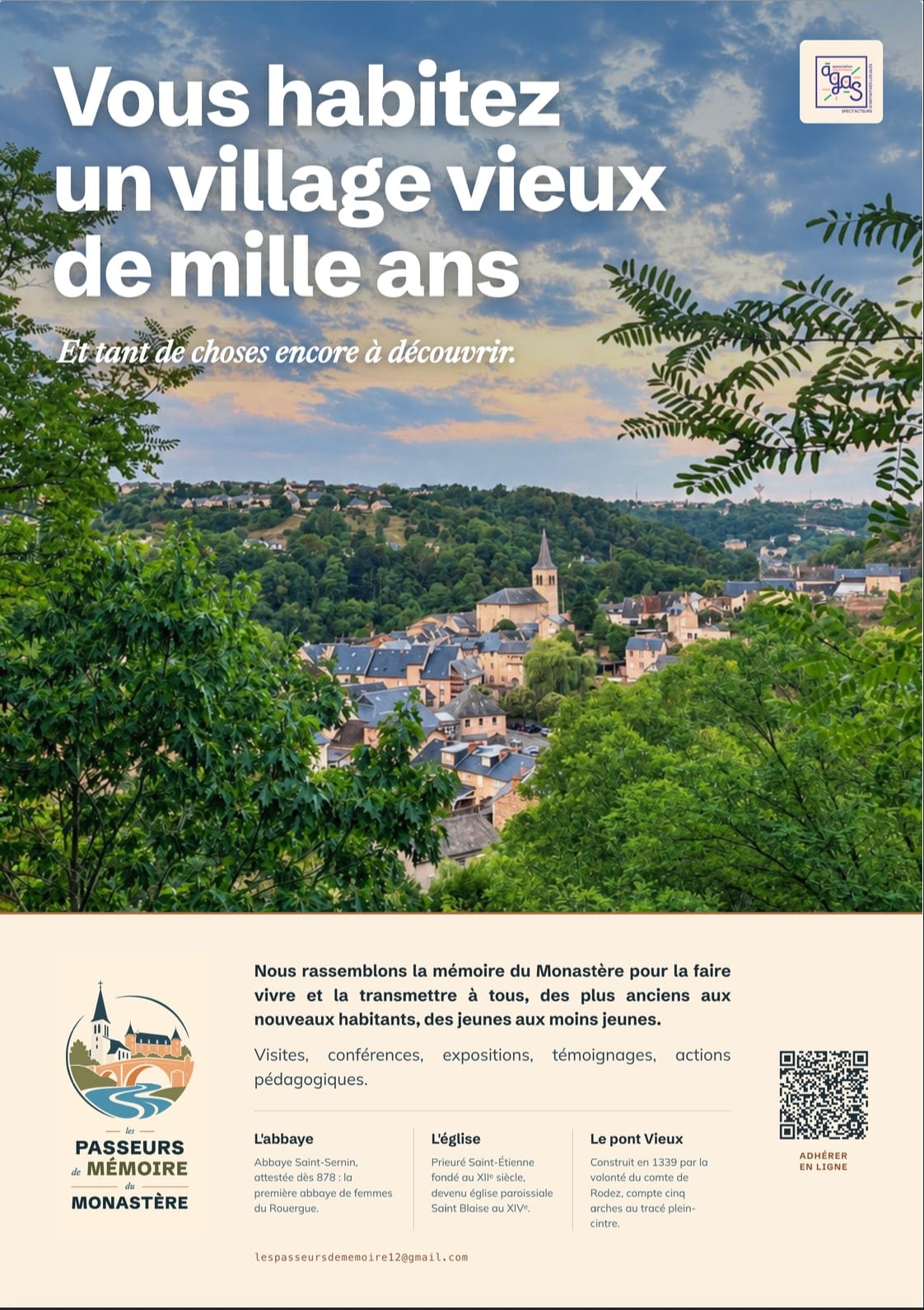 Affiche des Passeurs de Mémoire : « Vous habitez un village vieux de mille ans », au-dessus d'une vue du Monastère et de son église depuis les hauteurs boisées