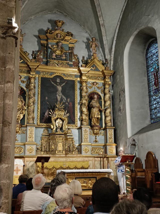 Le retable doré de l'église pendant la présentation